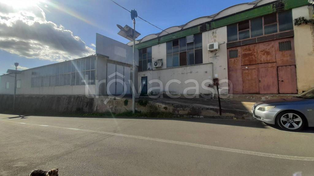 locale commerciale in vendita a Caltagirone