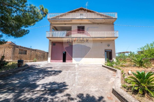casa indipendente in vendita a Caltagirone in zona Favarella