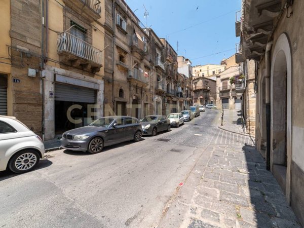 negozio in vendita a Caltagirone in zona Santo Pietro