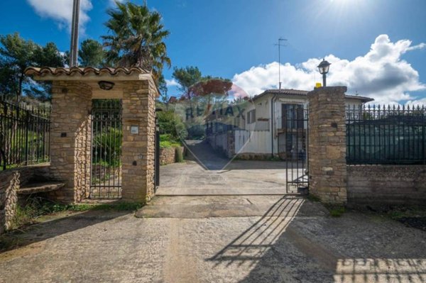 casa indipendente in vendita a Caltagirone