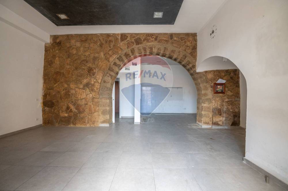 locale commerciale in vendita a Caltagirone