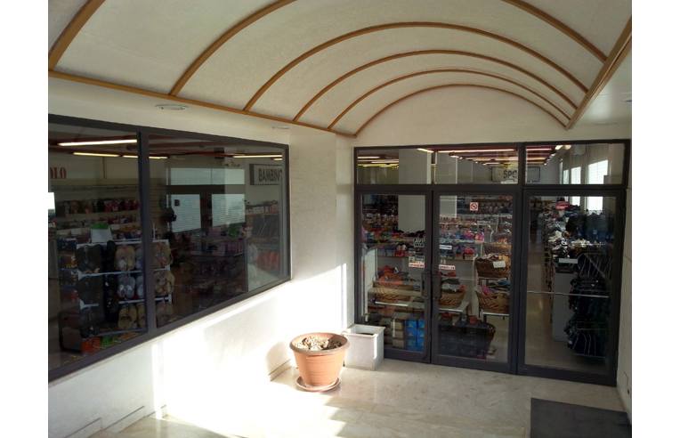 locale commerciale in vendita a Caltagirone