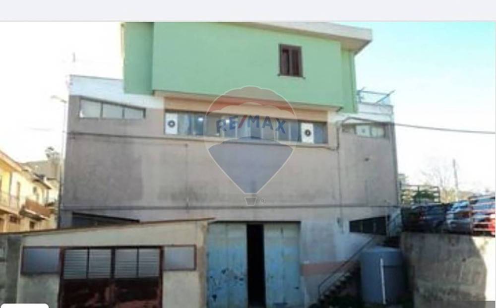 locale commerciale in vendita a Caltagirone