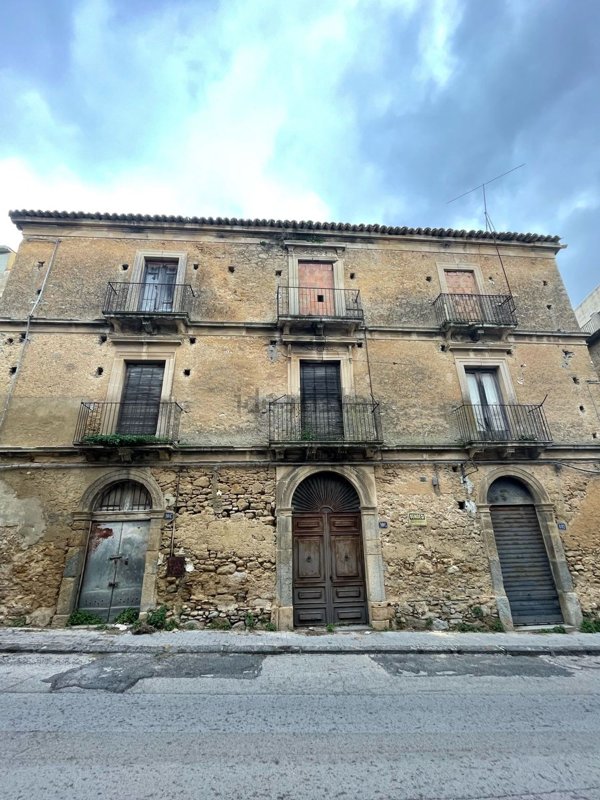 locale commerciale in vendita a Caltagirone