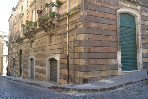 locale commerciale in vendita a Caltagirone