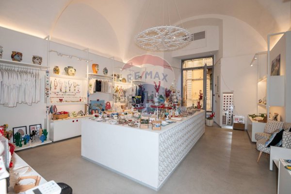 locale commerciale in vendita a Caltagirone