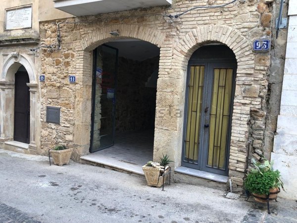 locale commerciale in vendita a Caltagirone