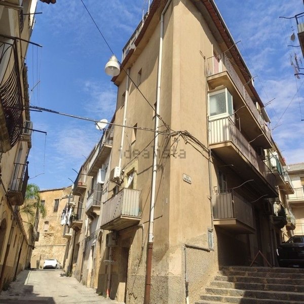 pentavano in vendita a Caltagirone