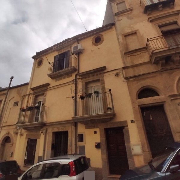 pentavano in vendita a Caltagirone