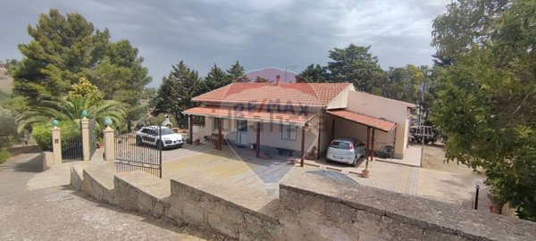 casa indipendente in vendita a Caltagirone in zona San Mauro