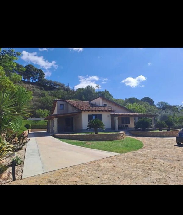 casa indipendente in vendita a Caltagirone