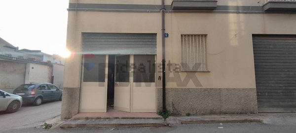 locale commerciale in vendita a Caltagirone