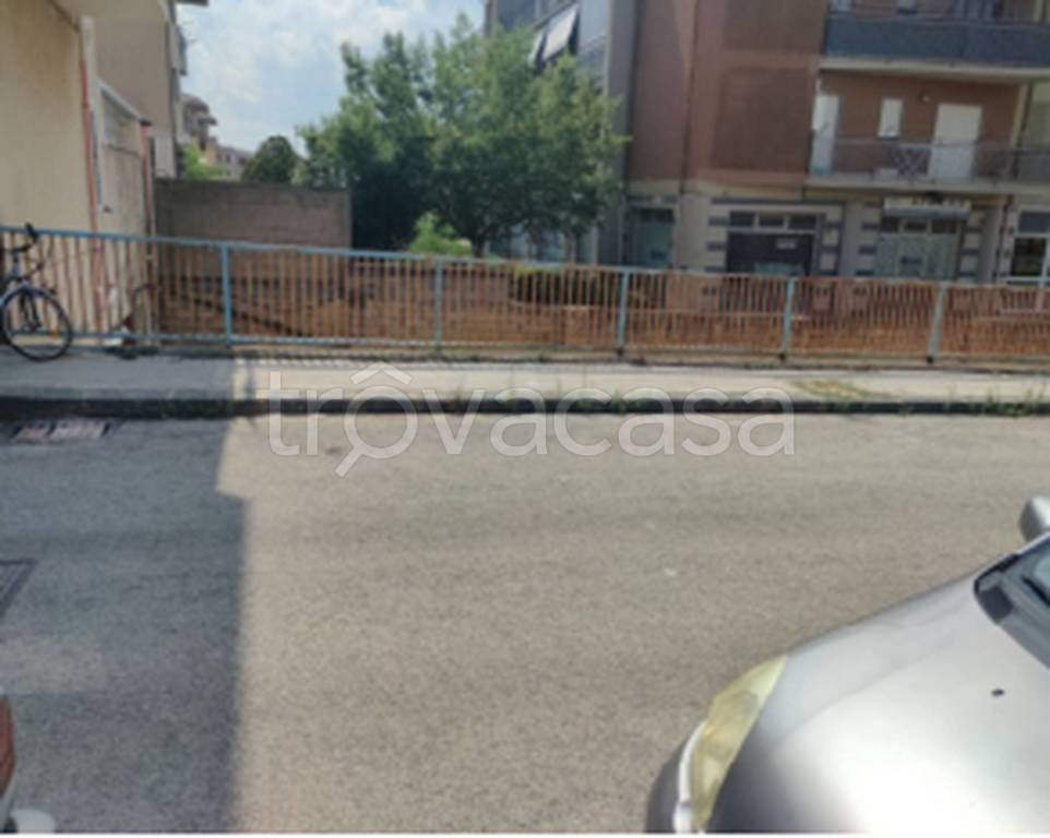 locale commerciale in vendita a Caltagirone