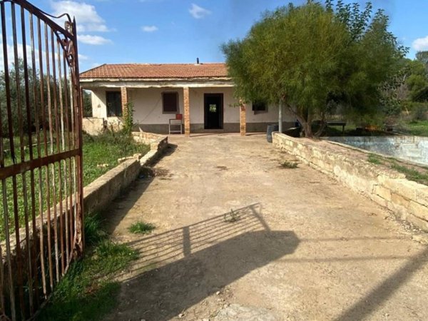 casa indipendente in vendita a Caltagirone in zona Santo Pietro