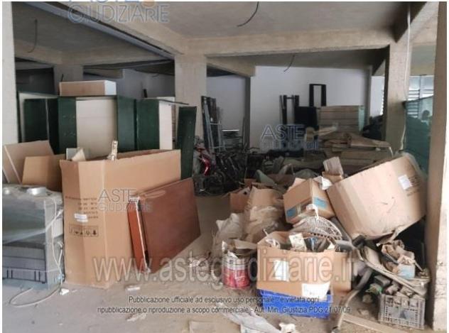 locale commerciale in vendita a Caltagirone