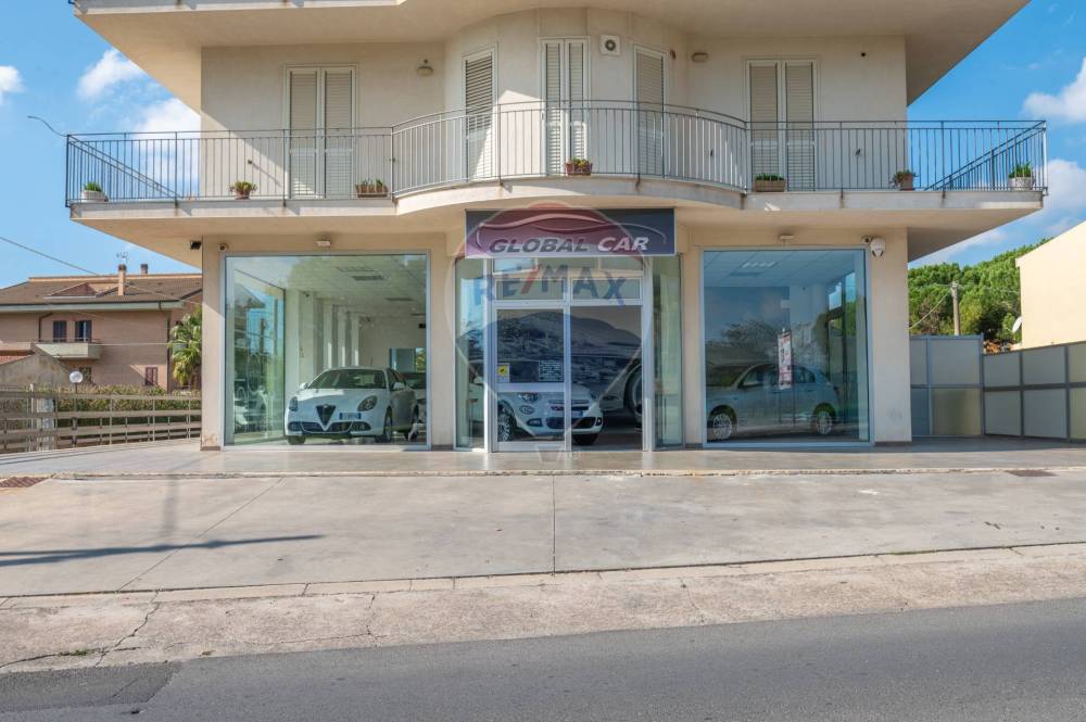 locale commerciale in vendita a Caltagirone