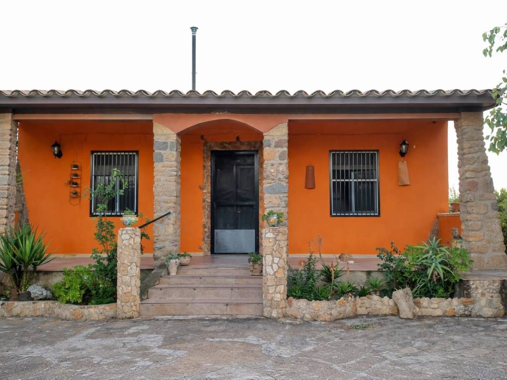 casa indipendente in vendita a Caltagirone