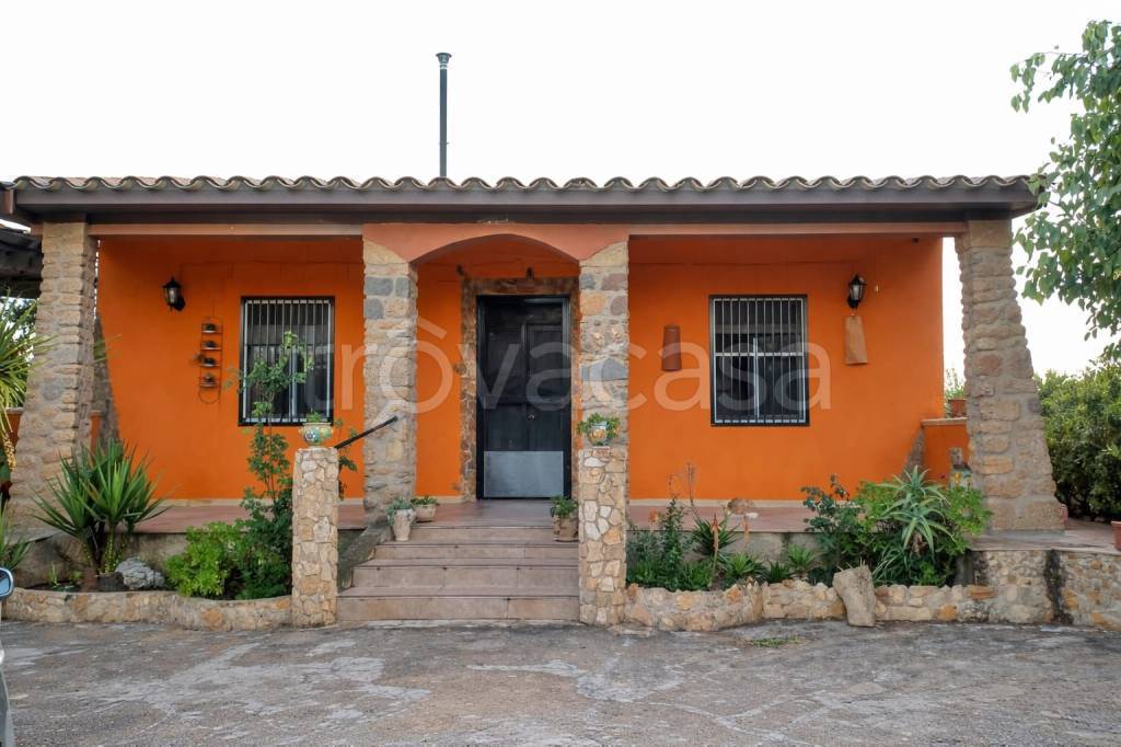 casa indipendente in vendita a Caltagirone in zona Santo Pietro