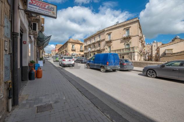 locale commerciale in vendita a Caltagirone