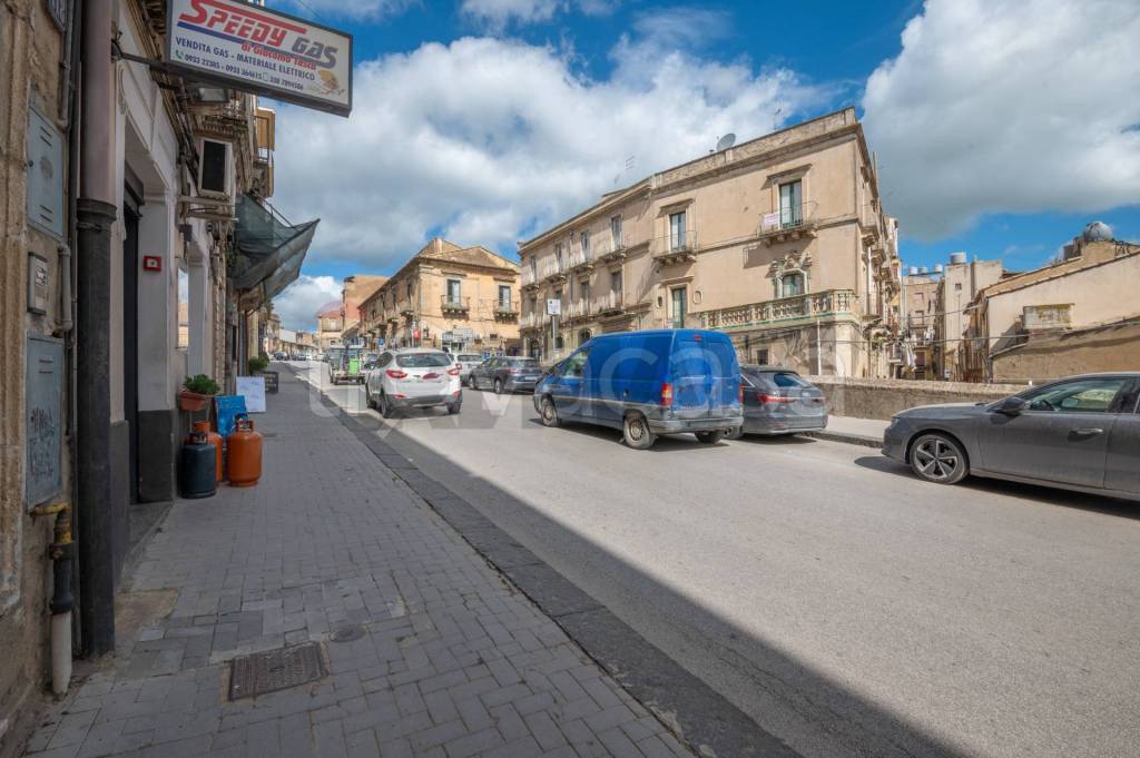 locale commerciale in vendita a Caltagirone in zona Signore del Soccorso