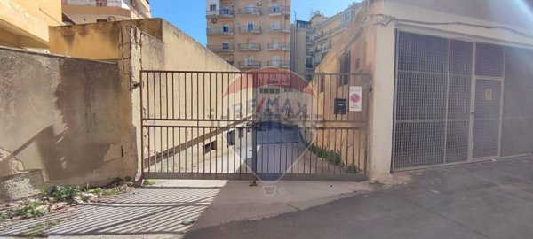 locale commerciale in vendita a Caltagirone