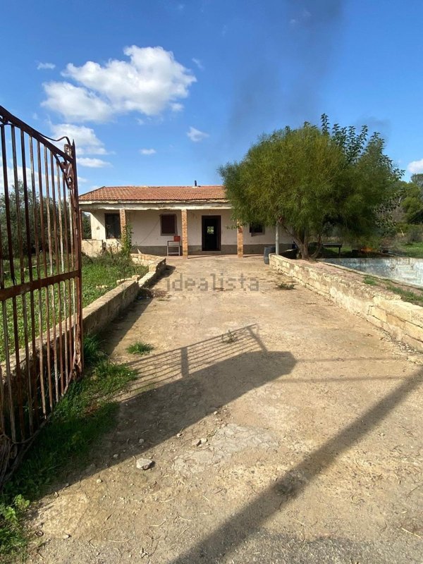 casa indipendente in vendita a Caltagirone in zona Santo Pietro