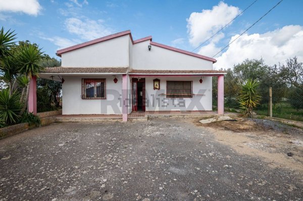 casa indipendente in vendita a Caltagirone in zona Albanazzo