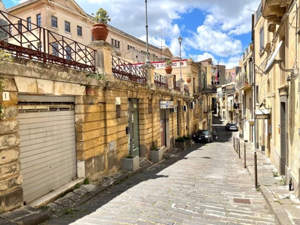 locale commerciale in vendita a Caltagirone