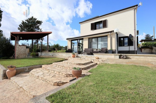 casa indipendente in vendita a Caltagirone in zona Villa Gravina