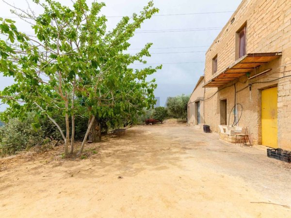 casa indipendente in vendita a Caltagirone in zona Santo Pietro