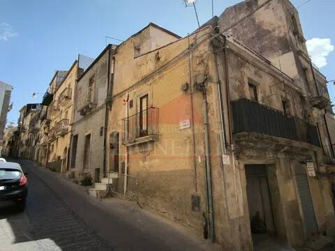 intera palazzina in vendita a Caltagirone in zona Signore del Soccorso