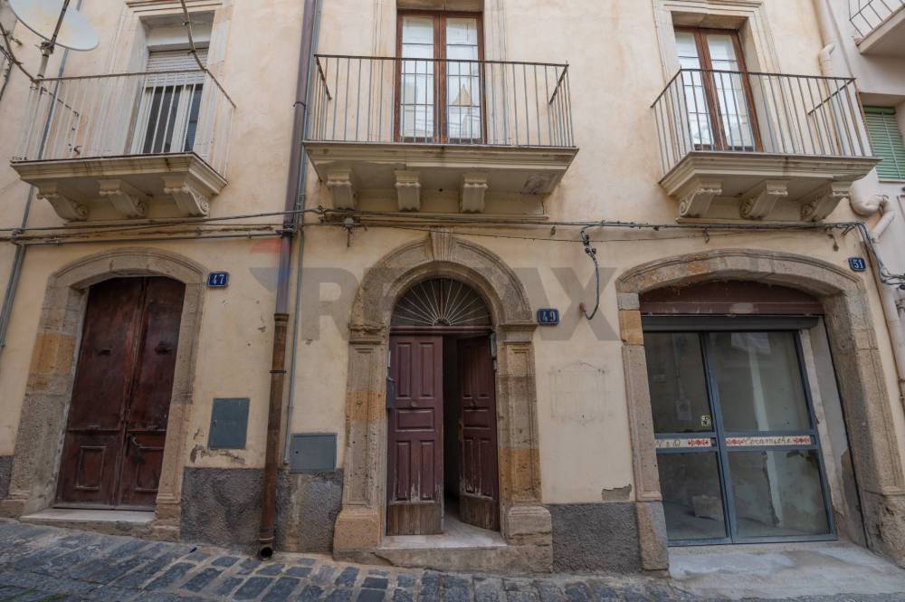locale commerciale in vendita a Caltagirone in zona Signore del Soccorso