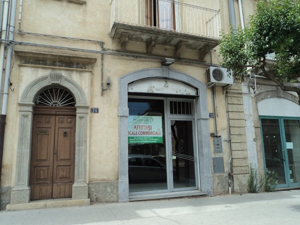 locale commerciale in vendita a Caltagirone in zona Signore del Soccorso