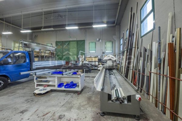 negozio in vendita a Camporotondo Etneo