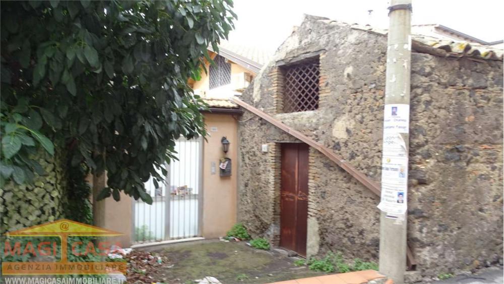 casa indipendente in vendita a Camporotondo Etneo in zona Centro Storico