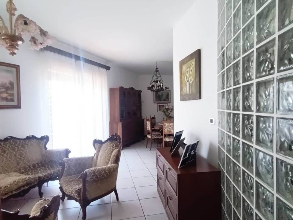 appartamento in vendita a Camporotondo Etneo in zona Centro Storico