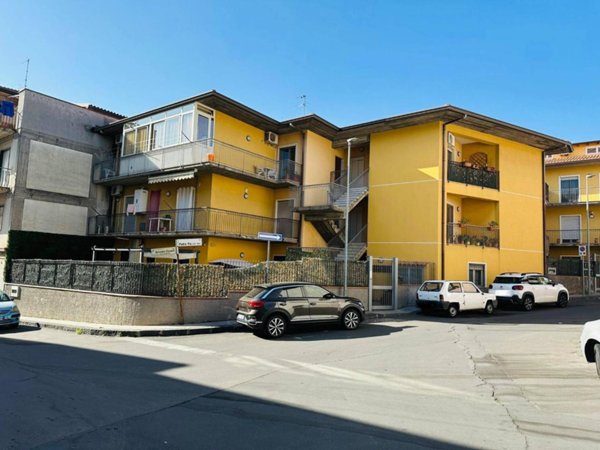 appartamento in vendita a Camporotondo Etneo in zona Centro Storico