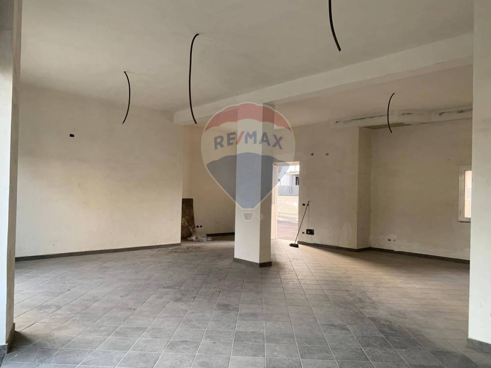 locale commerciale in vendita a Camporotondo Etneo in zona Centro Storico