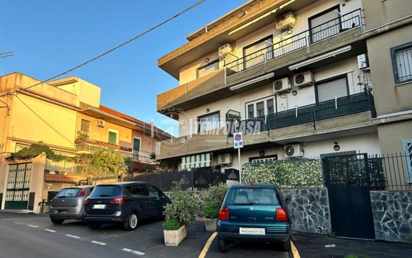 appartamento in vendita a Camporotondo Etneo in zona Centro Storico