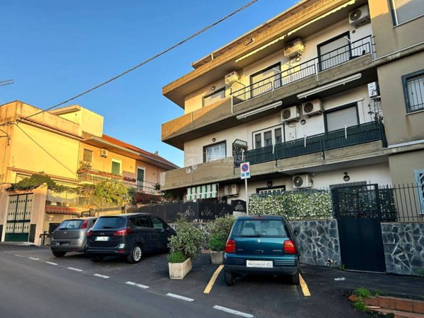 appartamento in vendita a Camporotondo Etneo in zona Centro Storico