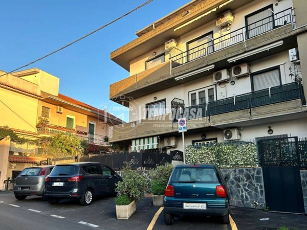 appartamento in vendita a Camporotondo Etneo in zona Centro Storico