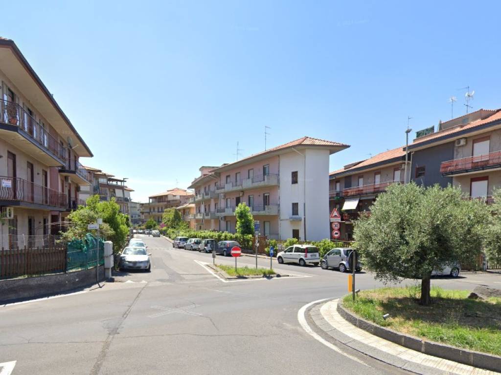 locale commerciale in vendita a Camporotondo Etneo