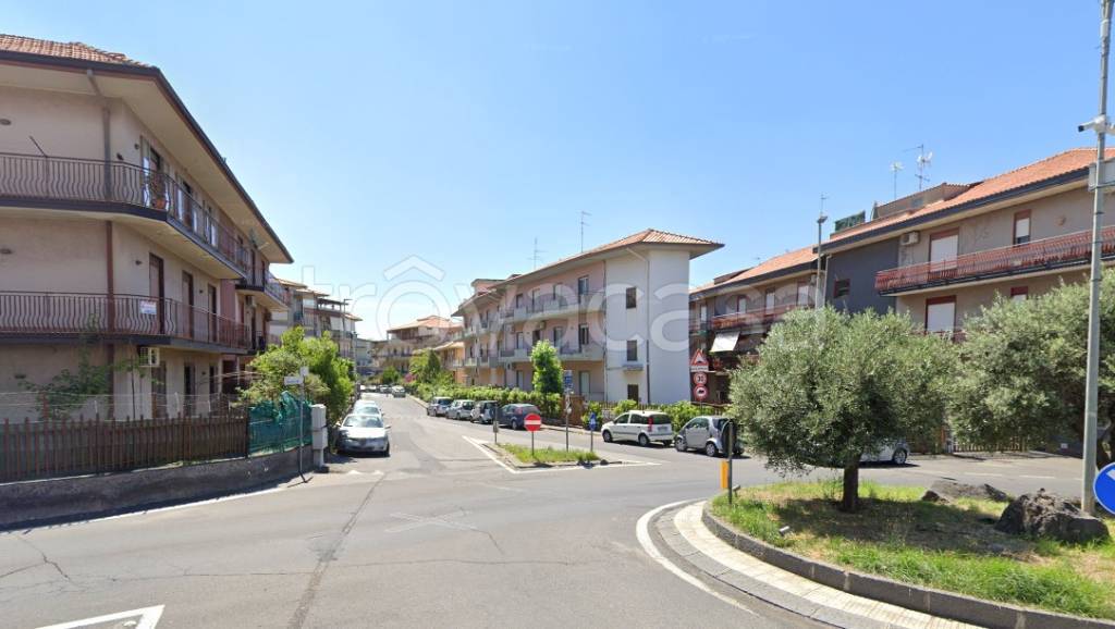 locale commerciale in vendita a Camporotondo Etneo