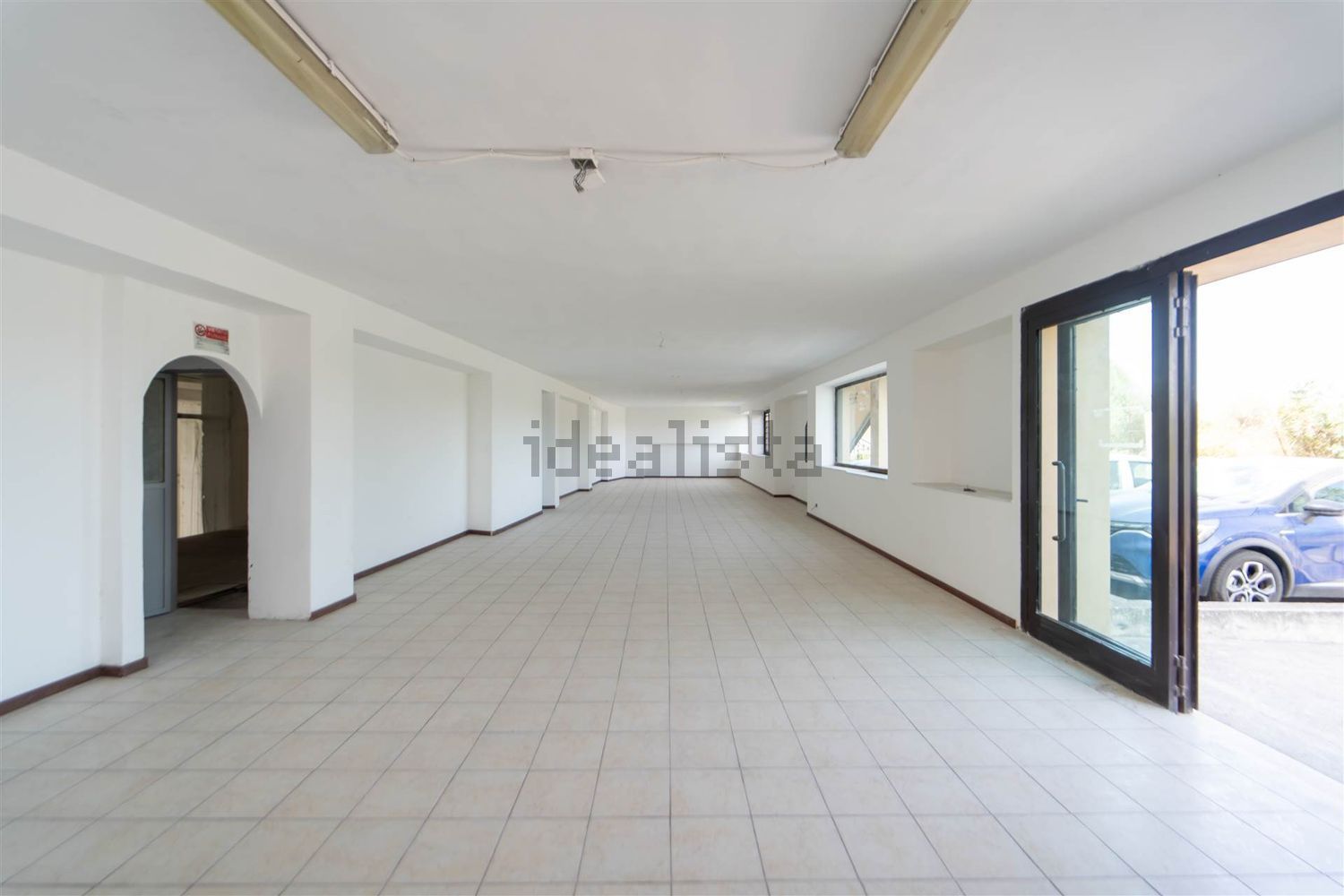 locale di sgombero in vendita a Camporotondo Etneo in zona Piano Tavola