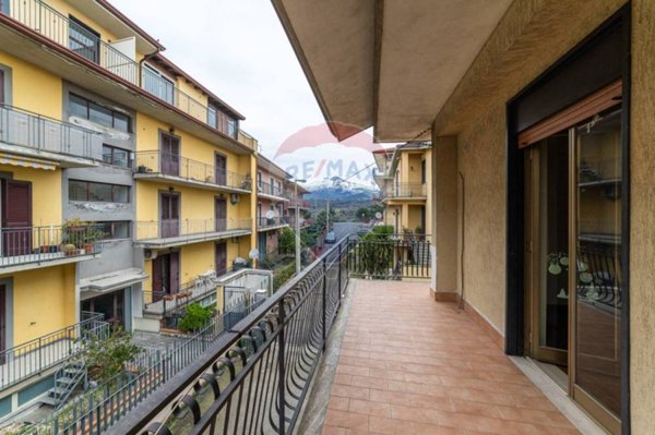 appartamento in vendita a Camporotondo Etneo in zona Centro Storico
