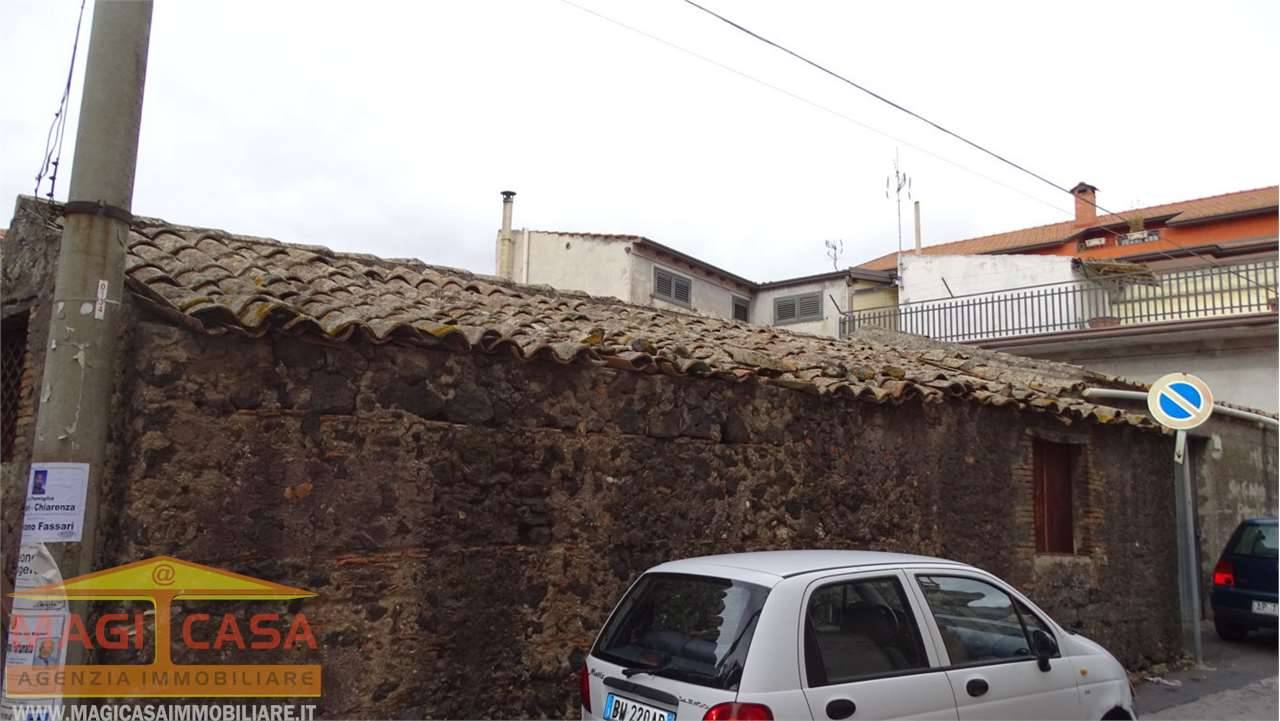 casa indipendente in vendita a Camporotondo Etneo in zona Centro Storico
