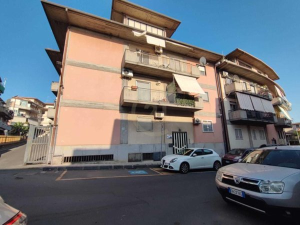 appartamento in vendita a Camporotondo Etneo in zona Centro Storico