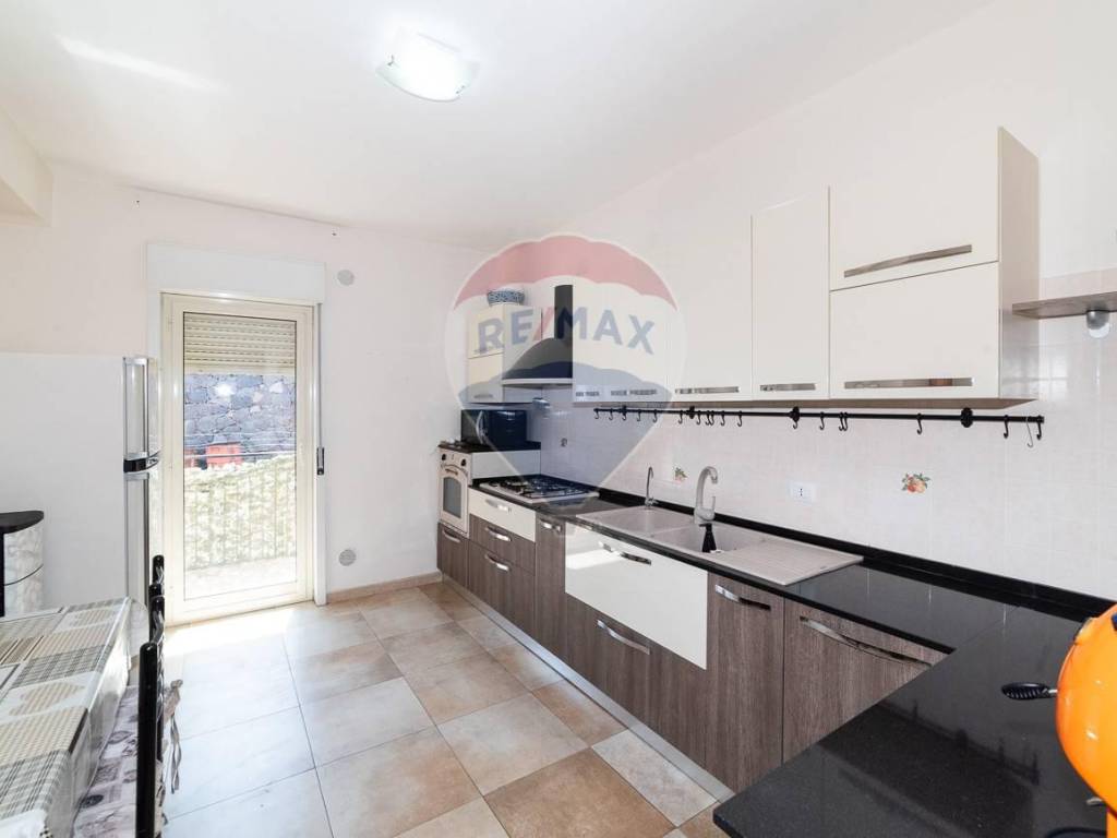 appartamento in vendita a Camporotondo Etneo in zona Centro Storico
