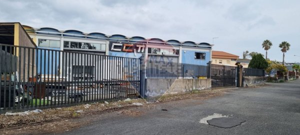 locale di sgombero in vendita a Camporotondo Etneo