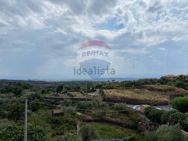 terreno edificabile in vendita a Camporotondo Etneo in zona Centro Storico